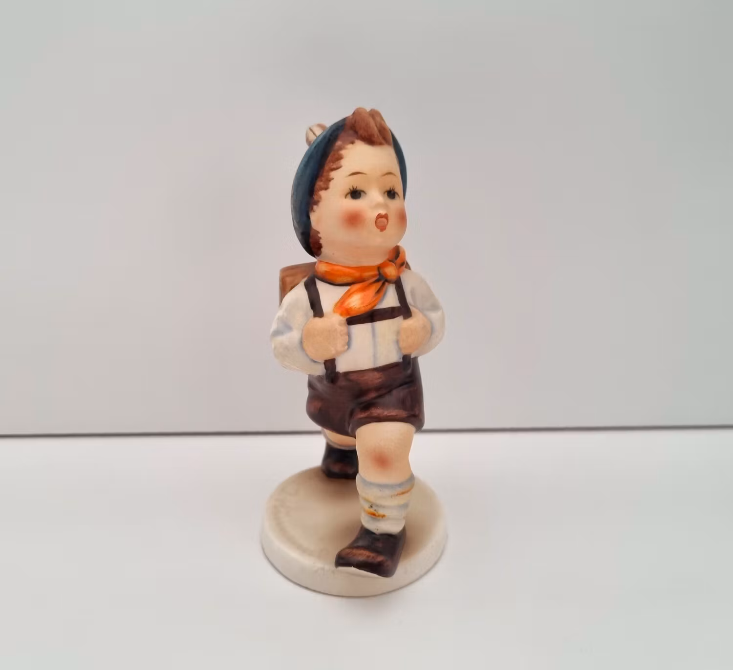 Goebel Hummel figurin - Pojke med ryggsäck