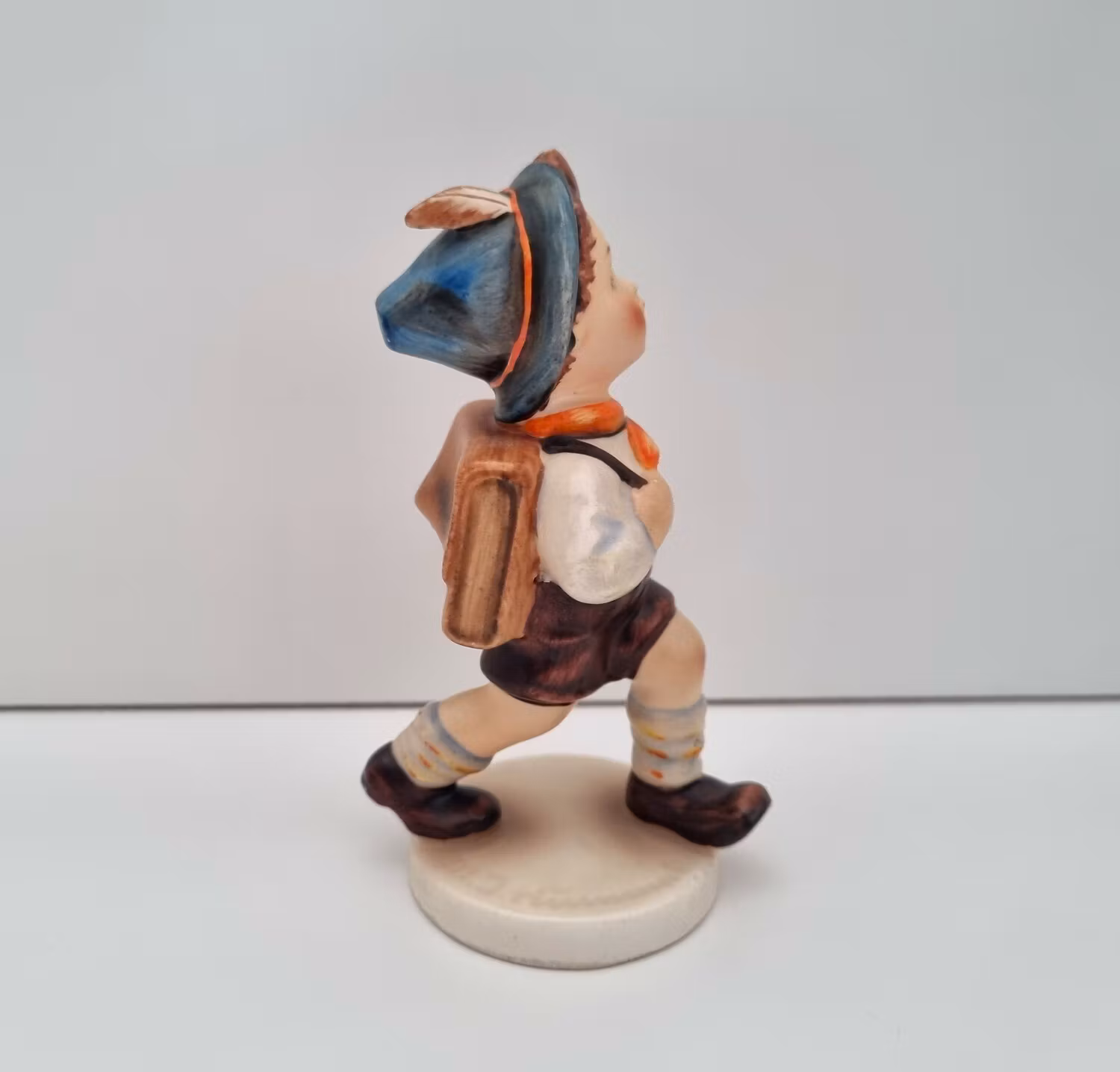 Goebel Hummel figurin - Pojke med ryggsäck
