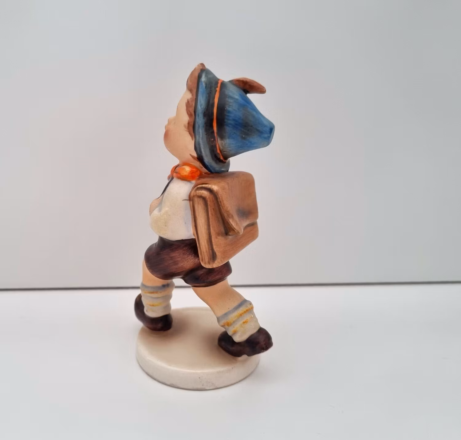Goebel Hummel figurin - Pojke med ryggsäck
