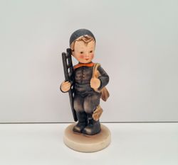 Goebel Hummel figurin - Sotarpojken