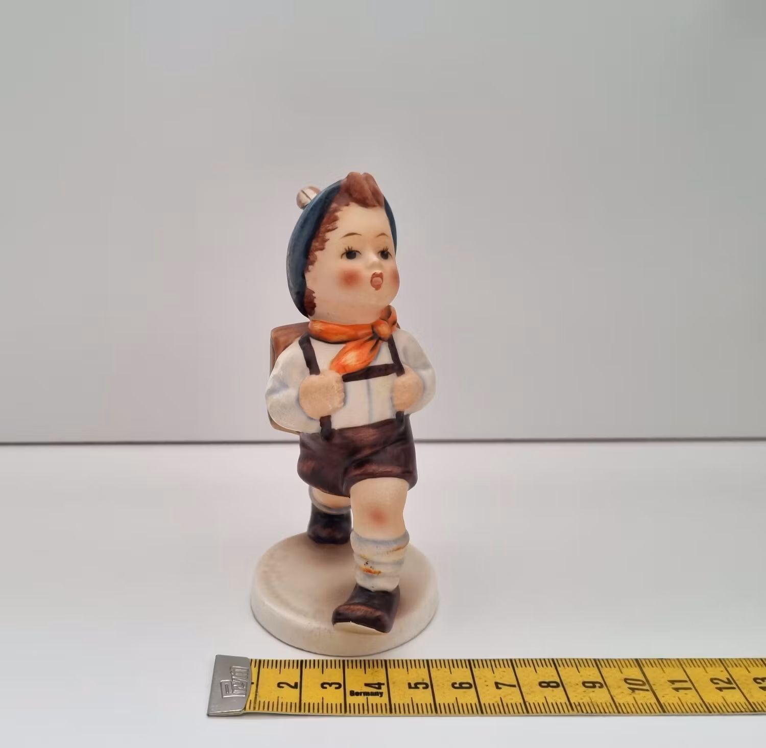 Goebel Hummel figurin - Pojke med ryggsäck
