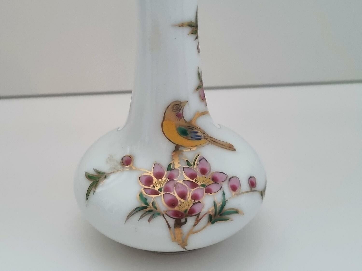 Söt vas med blommor och fågel