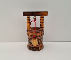Prydnadsföremål. Brunn, miniatyrbrunn med hink i snöre