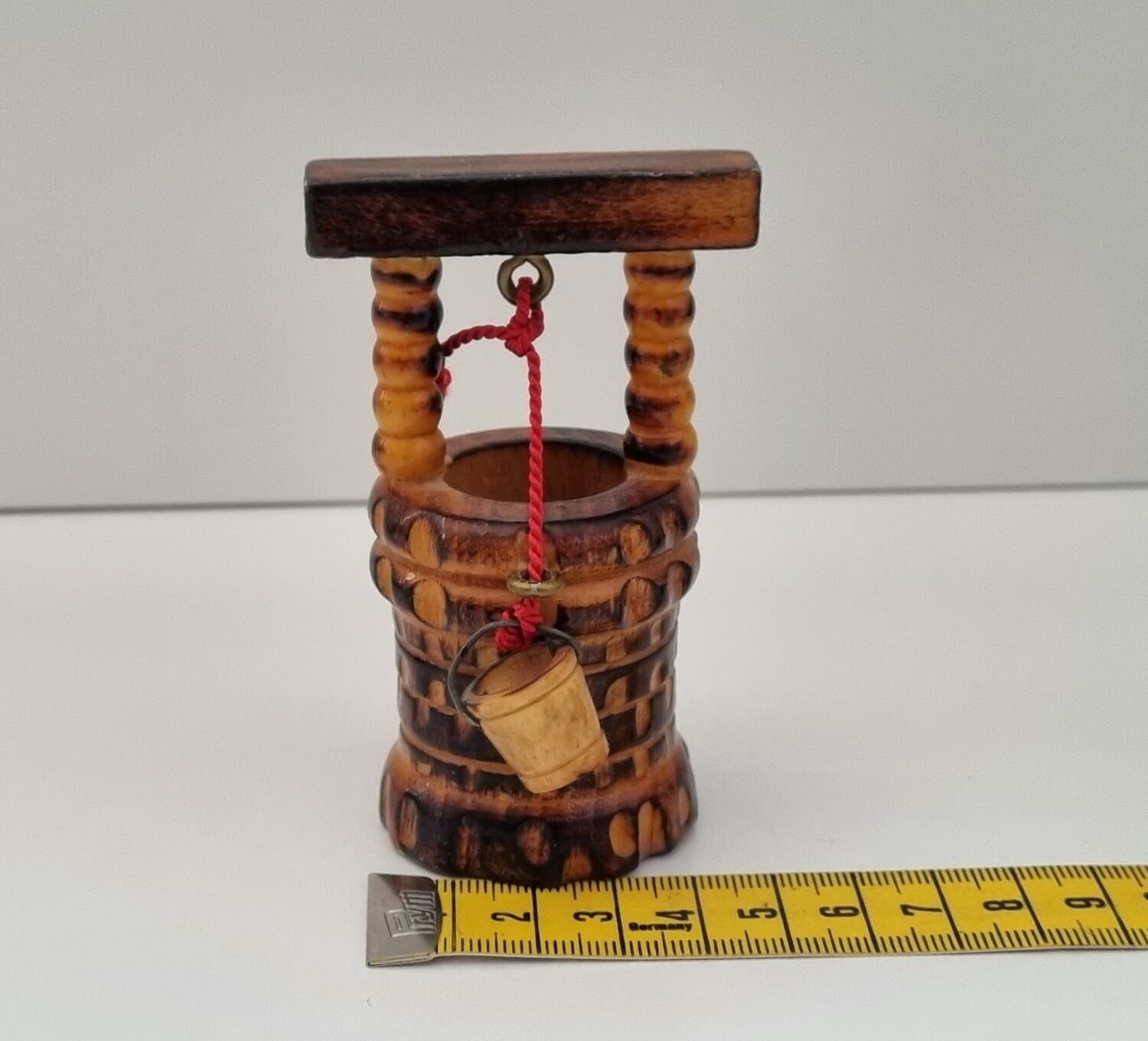 Prydnadsföremål. Brunn, miniatyrbrunn med hink i snöre