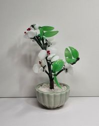 Fin liten prydnad, växt / glasblomma med vita och gröna glasblad