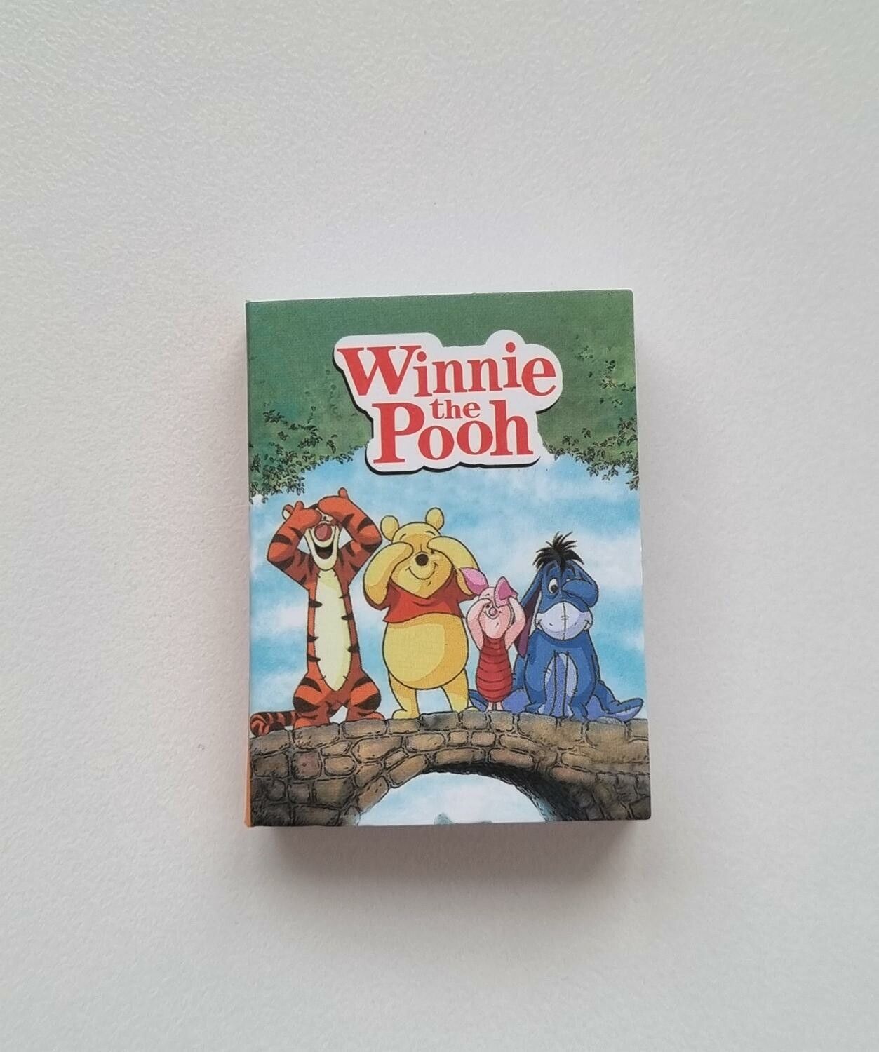 1 st Miniatyrbok, minibok för tittskåp / dockskåp med mera (bok 9)