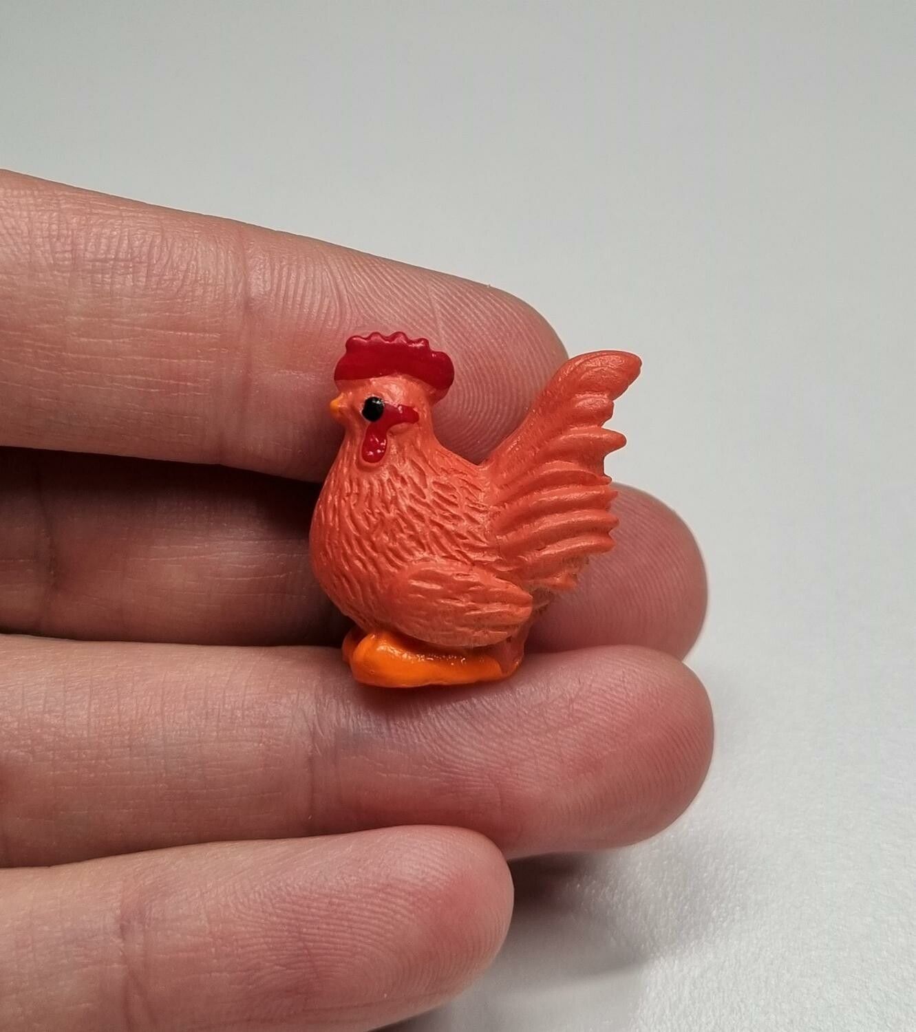 Höna, minihöna. Miniatyr för dockskåp, tittskåp med mera