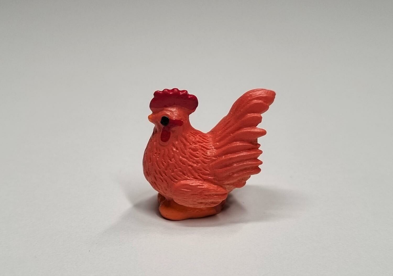 Höna, minihöna. Miniatyr för dockskåp, tittskåp med mera