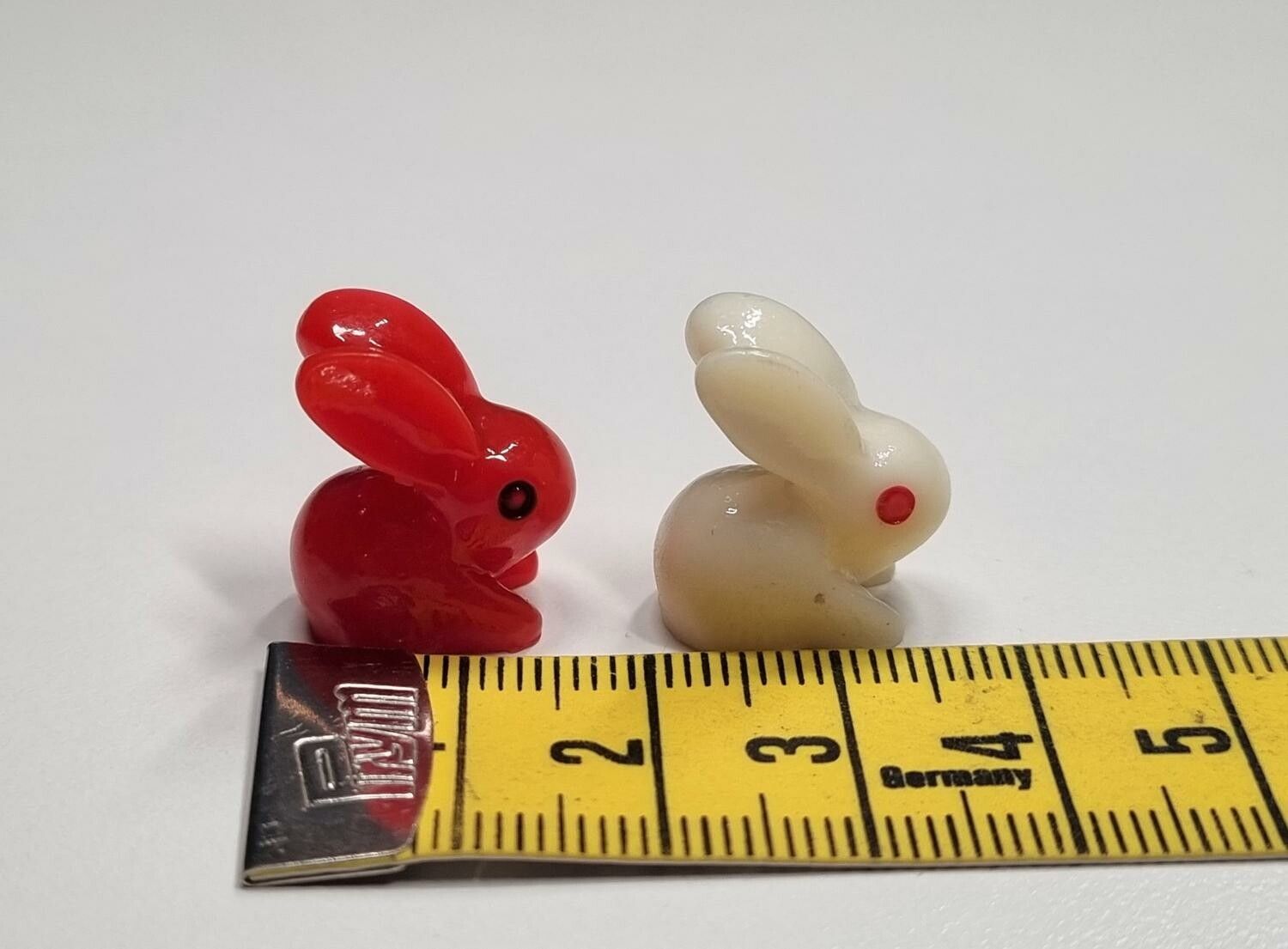 Kaniner, minikaniner. Miniatyr för dockskåp, tittskåp med mera