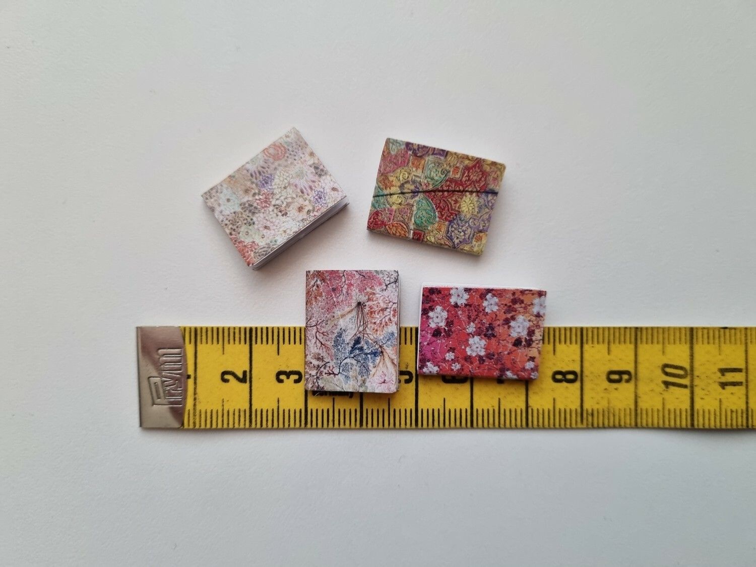4 st böcker, miniböcker till dockskåp dockhus tittskåp