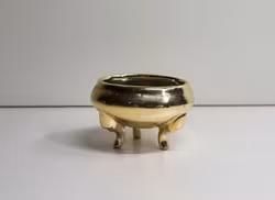 Guldfärgat badkar med tre ben. Miniatyr till dockskåp, tittskåp med mera