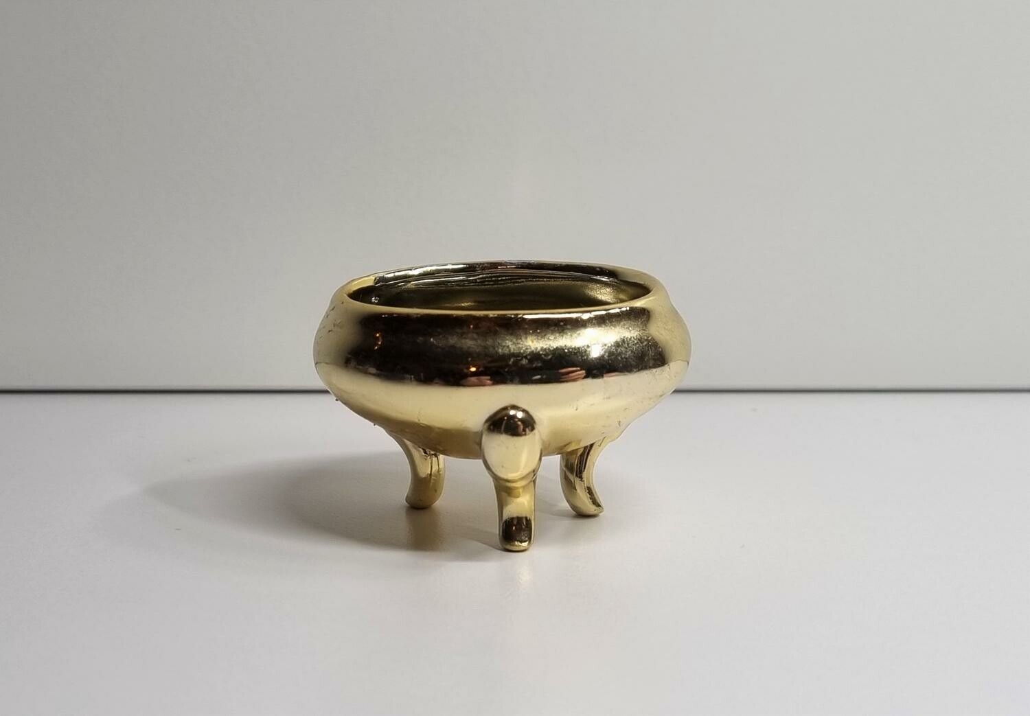 Guldfärgat badkar med tre ben. Miniatyr till dockskåp, tittskåp med mera