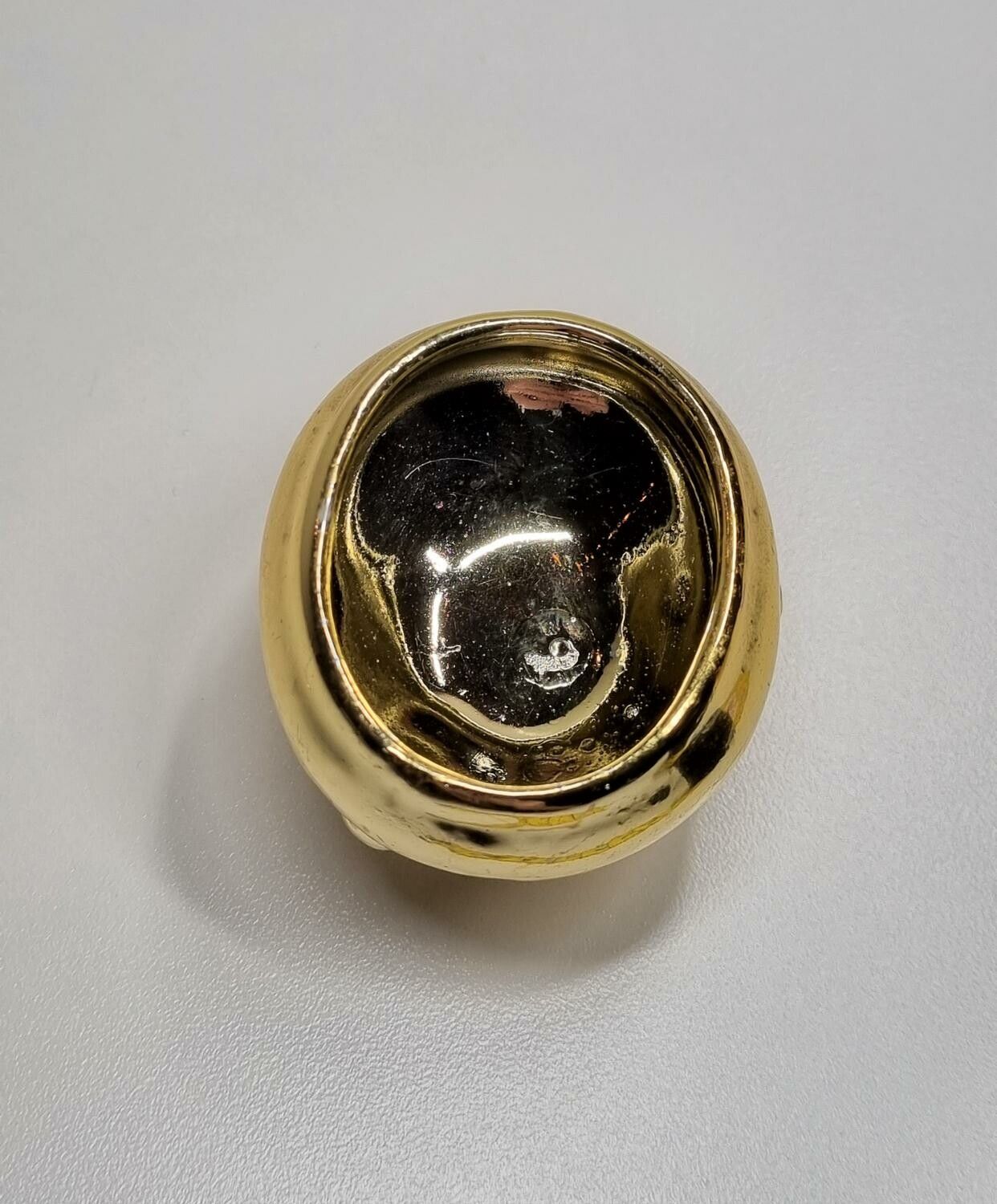 Guldfärgat badkar med tre ben. Miniatyr till dockskåp, tittskåp med mera