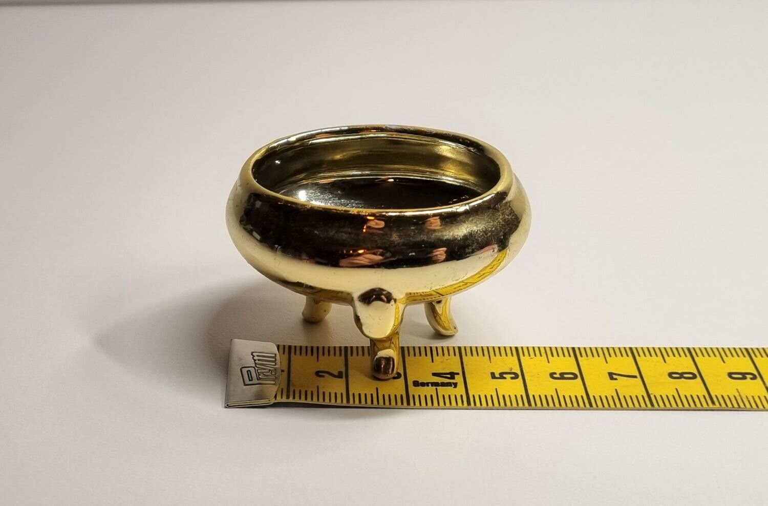 Guldfärgat badkar med tre ben. Miniatyr till dockskåp, tittskåp med mera