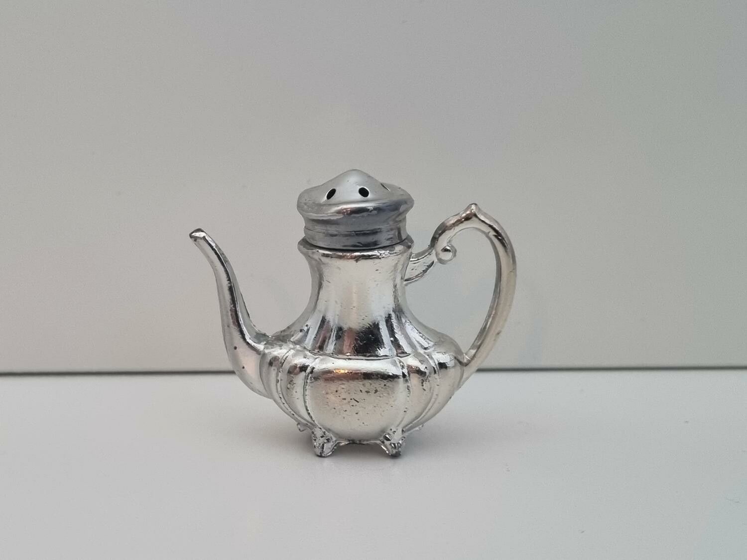 Saltkar i form av en kanna / minatyrkanna