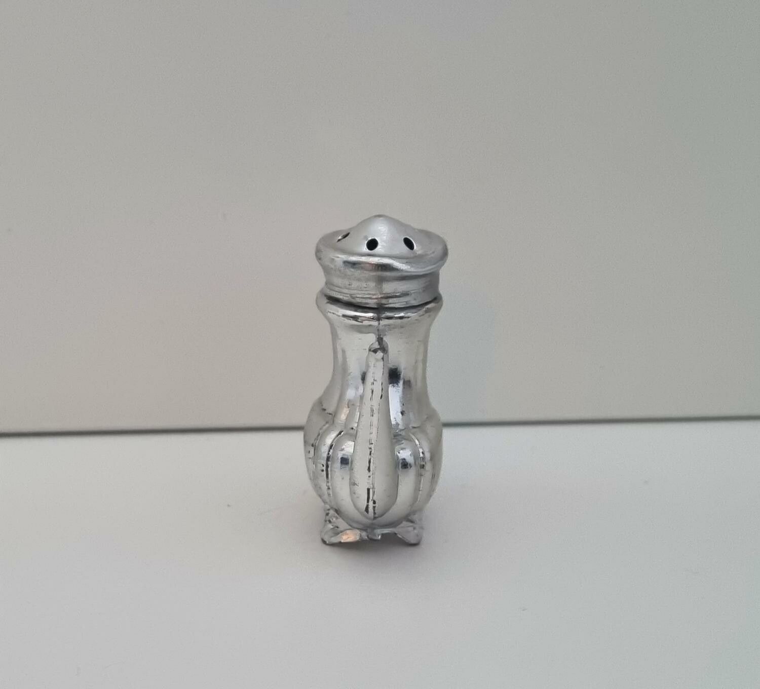 Saltkar i form av en kanna / minatyrkanna