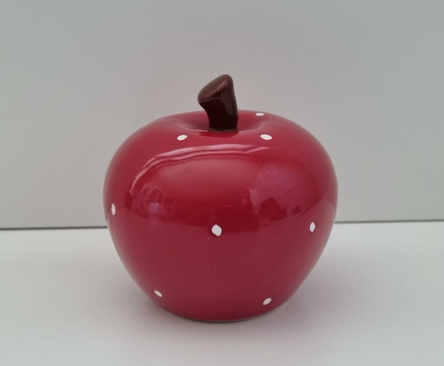 Prydnadsföremål, äpple i porslin / porslinsäpple med vita prickar