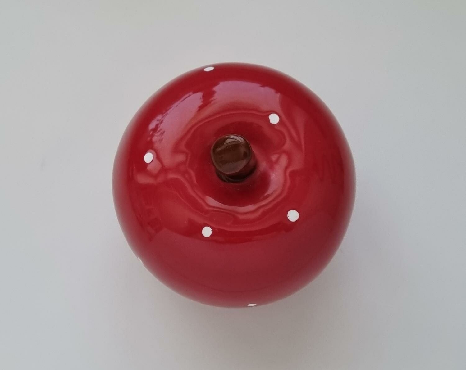 Prydnadsföremål, äpple i porslin / porslinsäpple med vita prickar