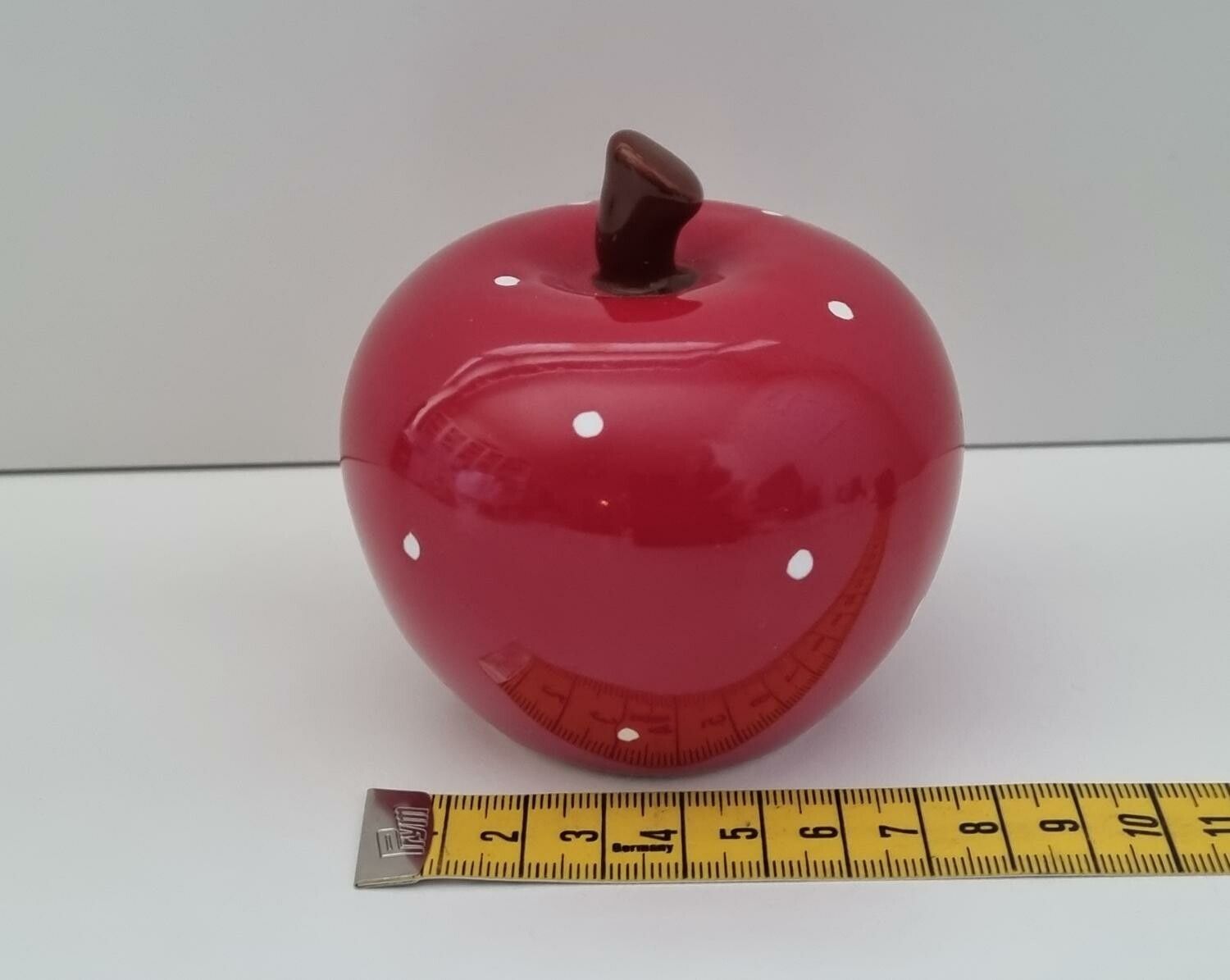 Prydnadsföremål, äpple i porslin / porslinsäpple med vita prickar