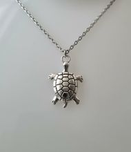 Halsband (45 cm) med en sköldpadda som berlocker / hänge