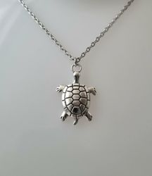 Halsband (45 cm) med en sköldpadda som berlocker / hänge