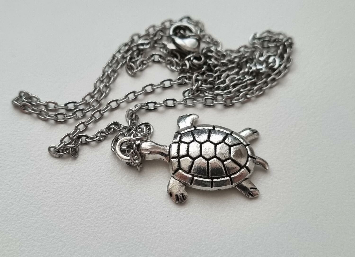 Halsband (45 cm) med en sköldpadda som berlocker / hänge