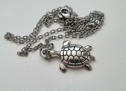 Halsband (45 cm) med en sköldpadda som berlocker / hänge