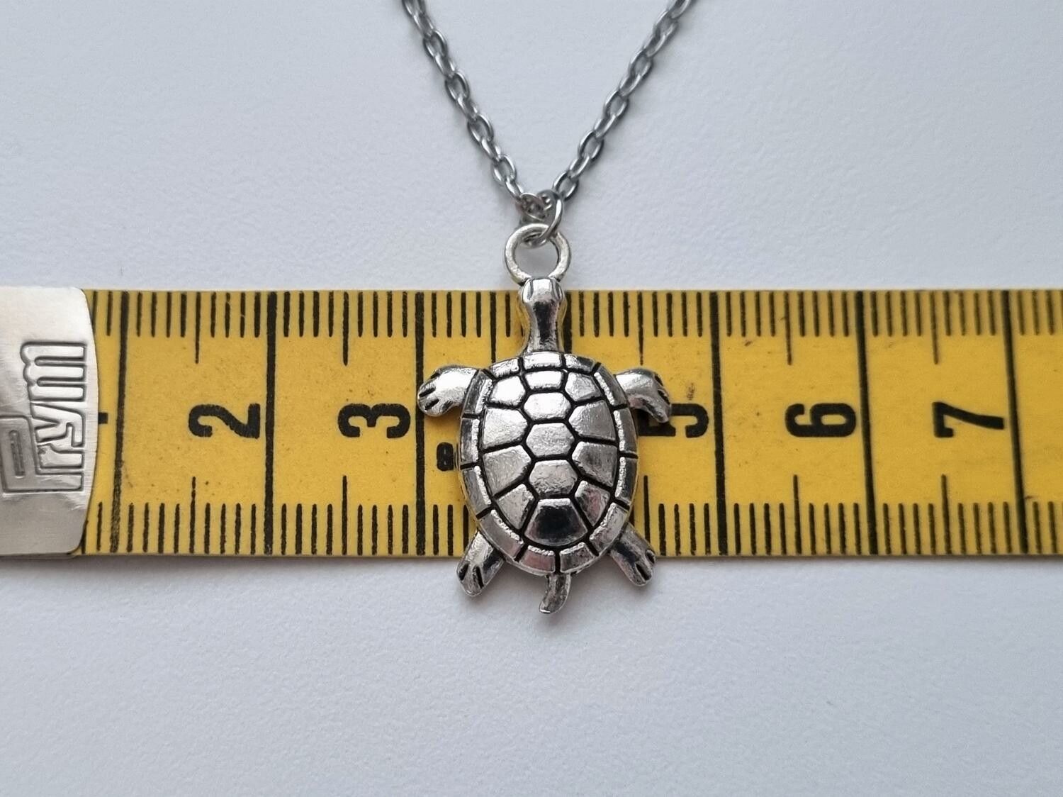 Halsband (45 cm) med en sköldpadda som berlocker / hänge