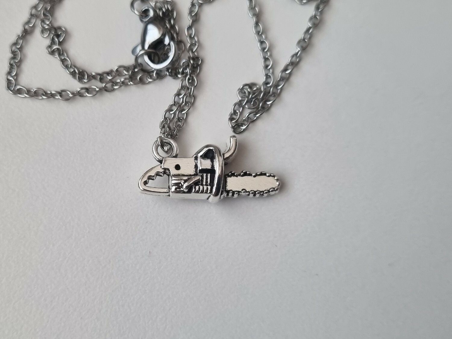 Halsband med motorsåg