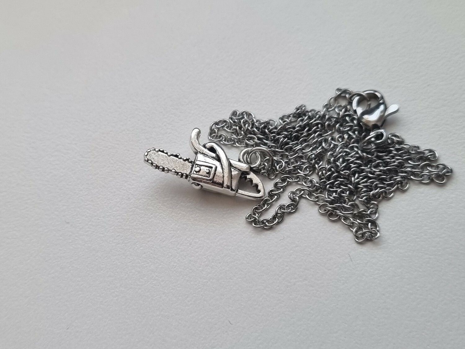 Halsband med motorsåg