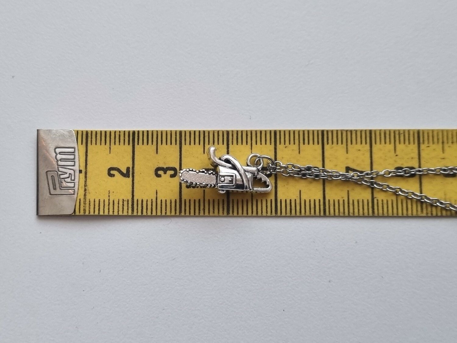 Halsband med motorsåg