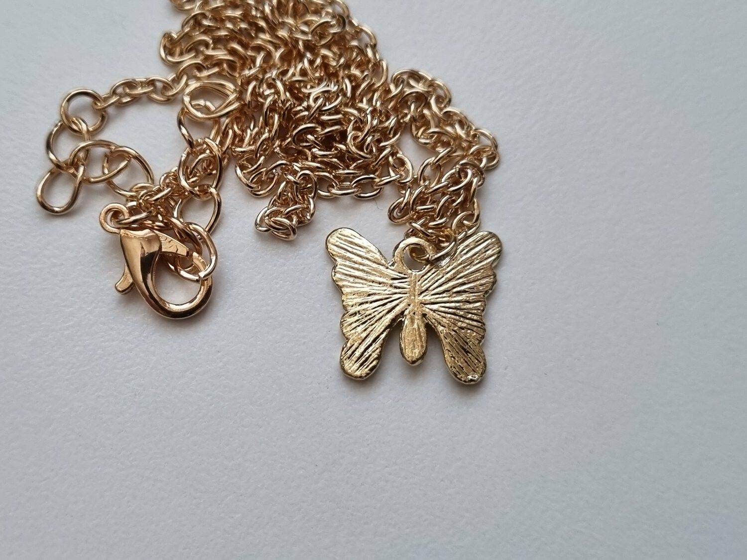Halsband med fjäril