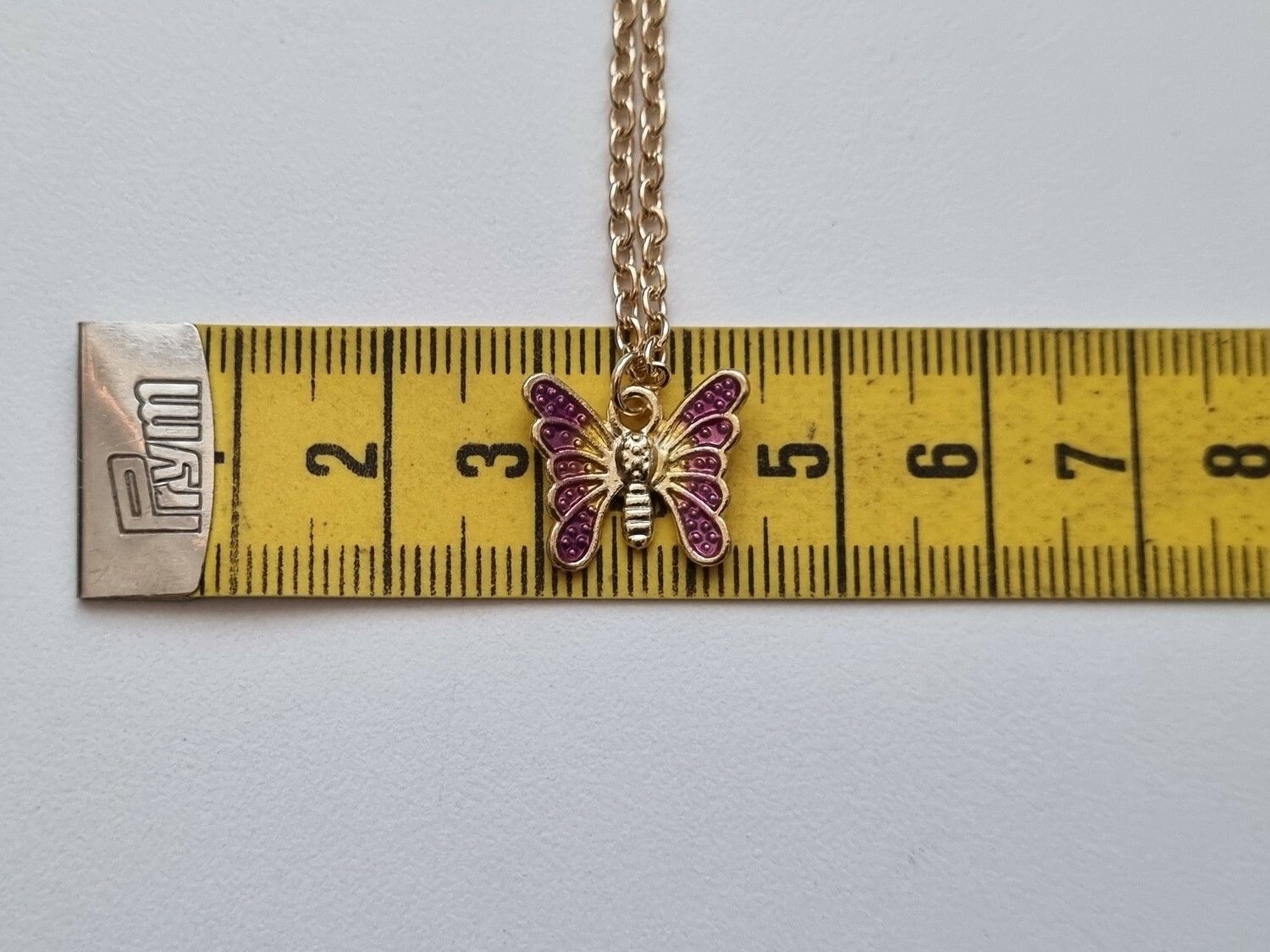 Halsband med fjäril