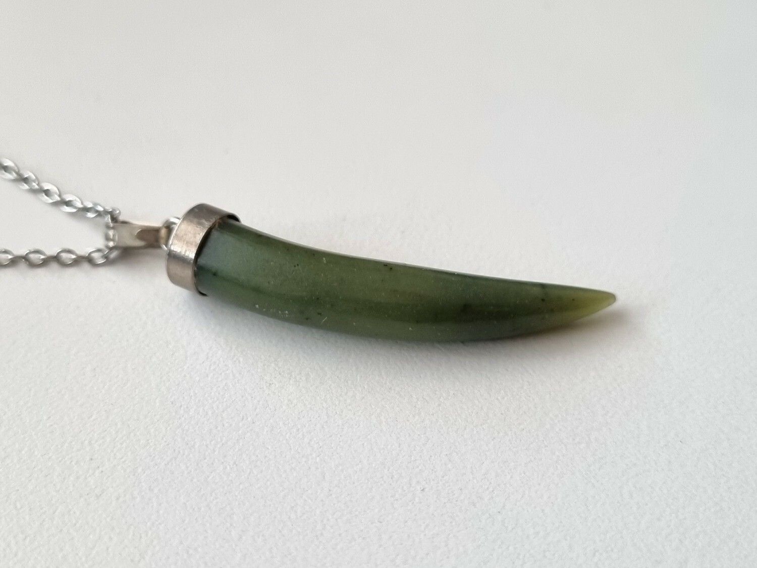 Halsband grön tand / jade tooth