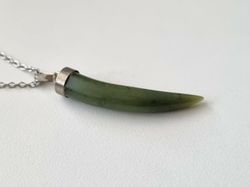 Halsband grön tand / jade tooth