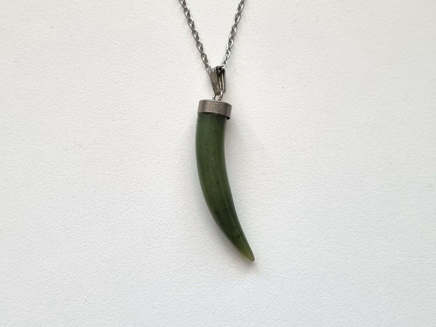 Halsband grön tand / jade tooth