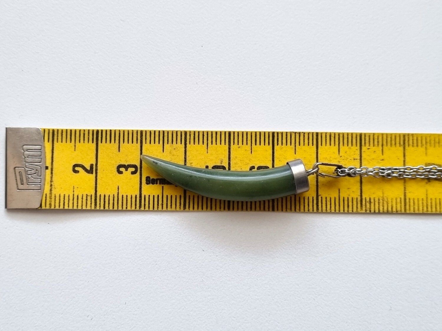 Halsband grön tand / jade tooth