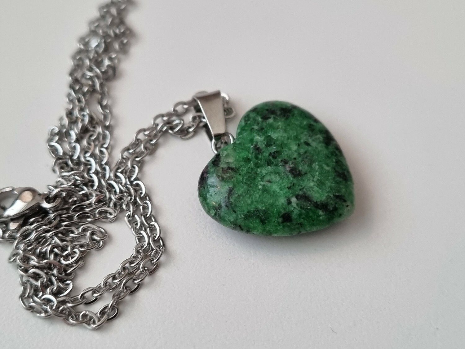 Halsband Hjärta i sten (grön/svart)