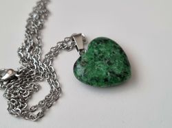 Halsband Hjärta i sten (grön/svart)