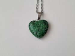 Halsband Hjärta i sten (grön/svart)