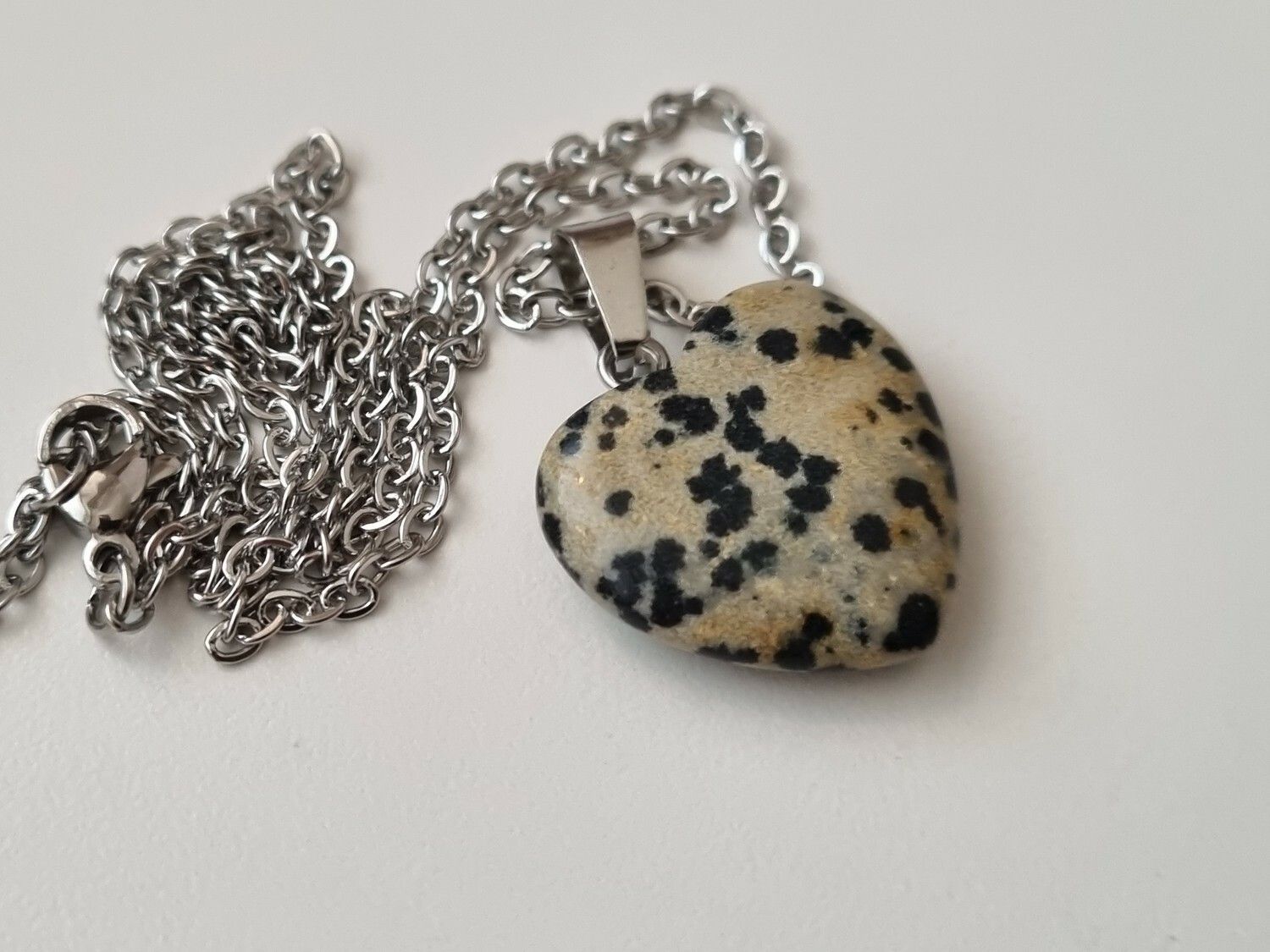 Halsband Hjärta i sten (grå/svart)