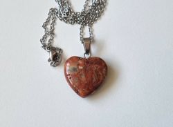 Halsband Hjärta i sten (rostbrunt)