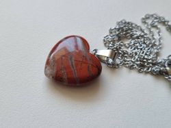 Halsband Hjärta i sten (brun/rött)