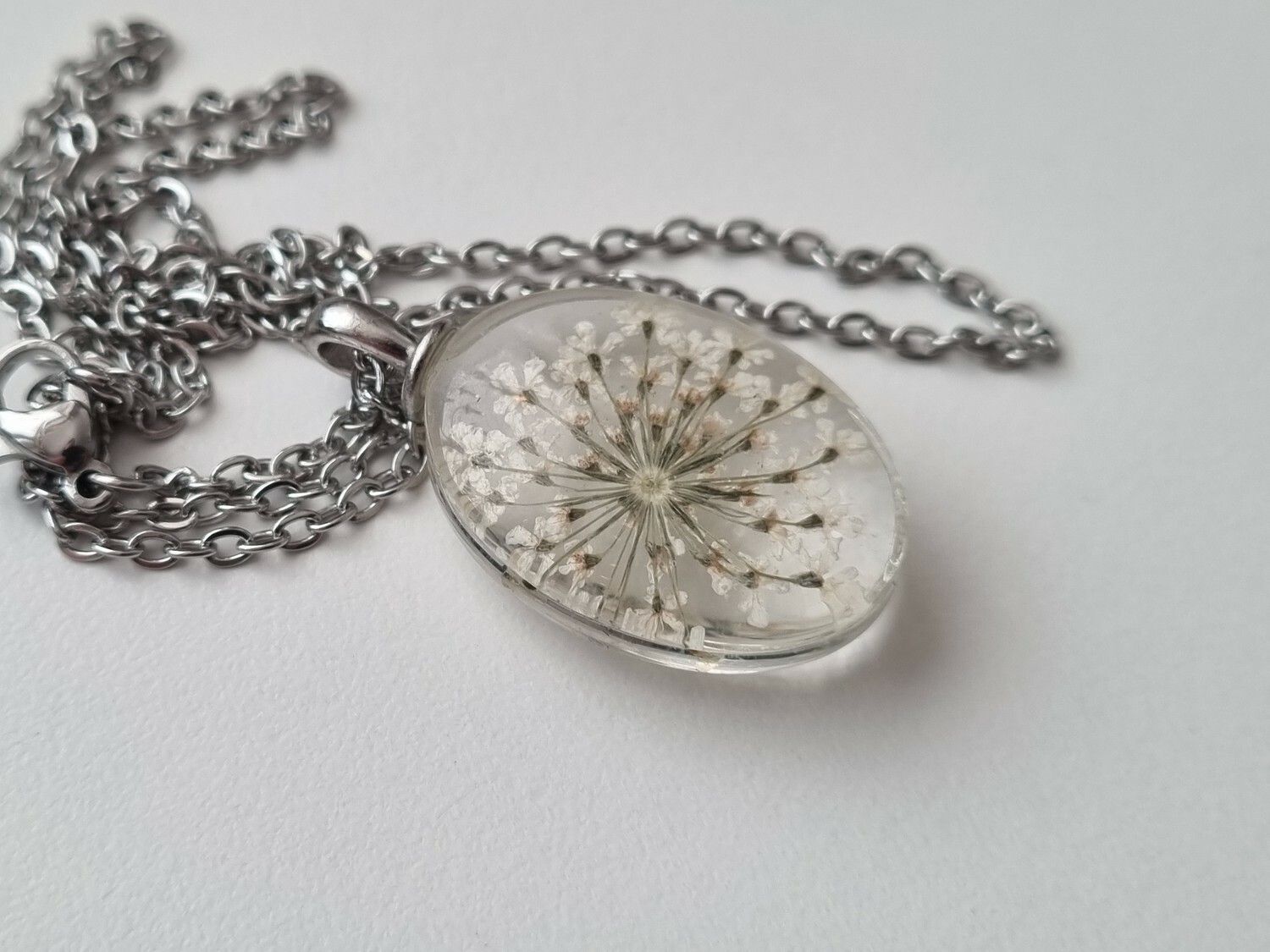 Halsband med oval glasberlock (vit)