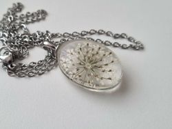 Halsband med oval glasberlock (vit)