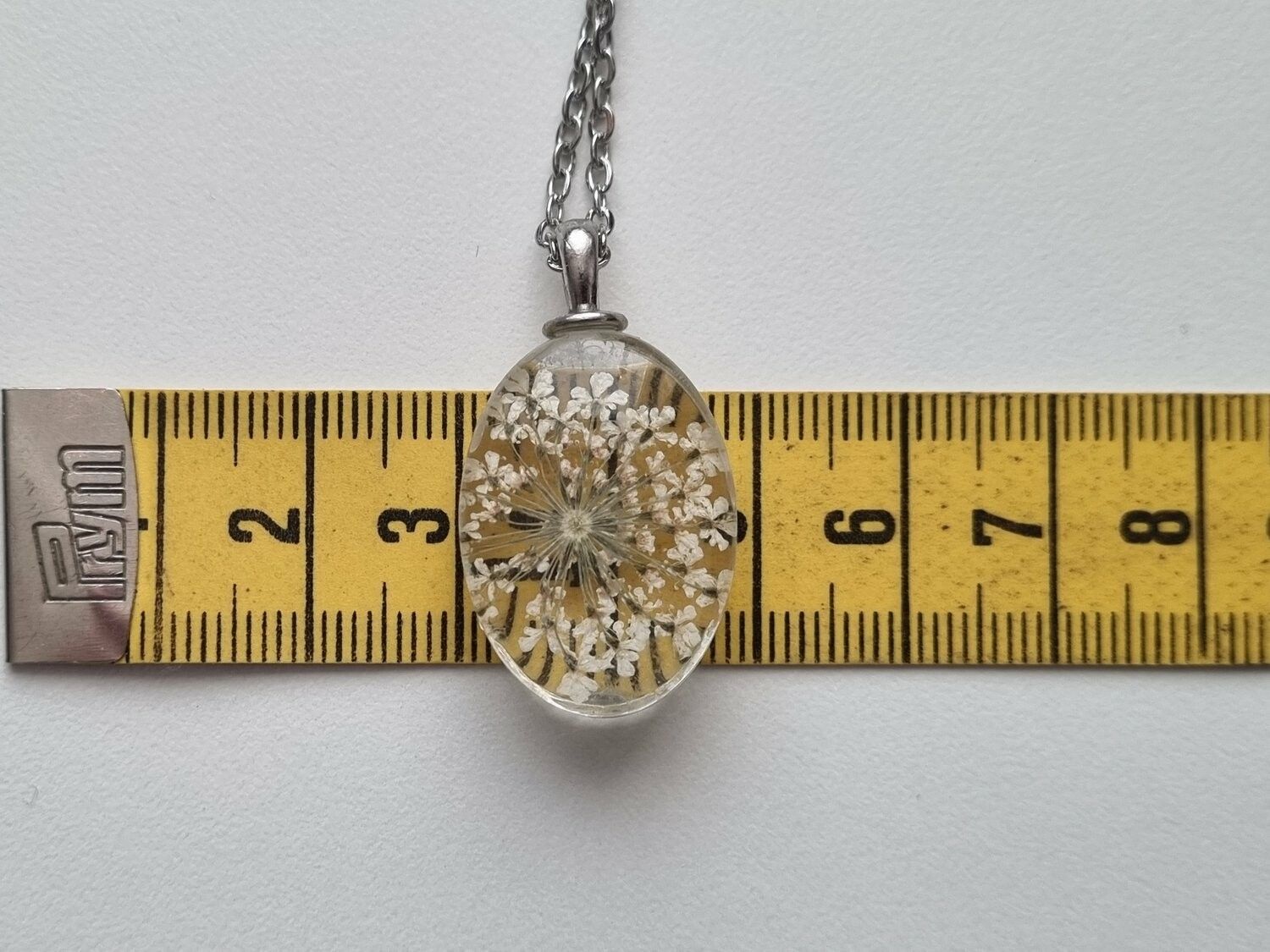 Halsband med oval glasberlock (vit)