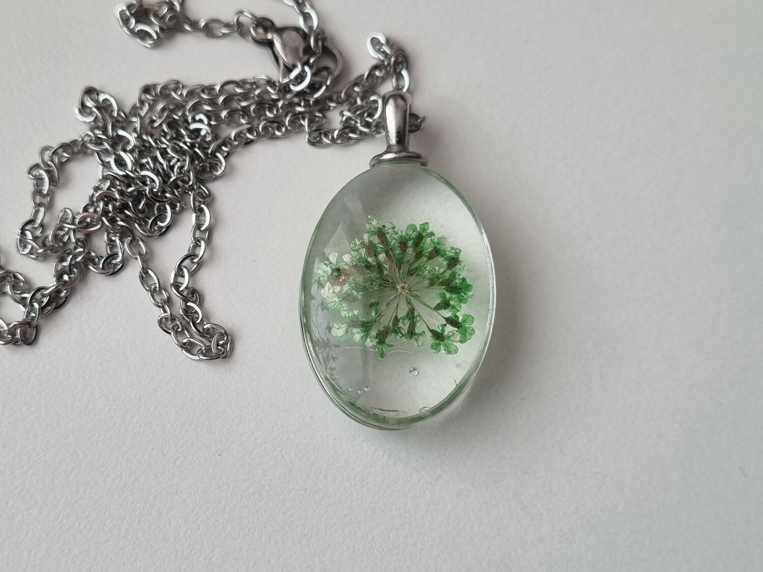 Halsband med oval glasberlock (grön)