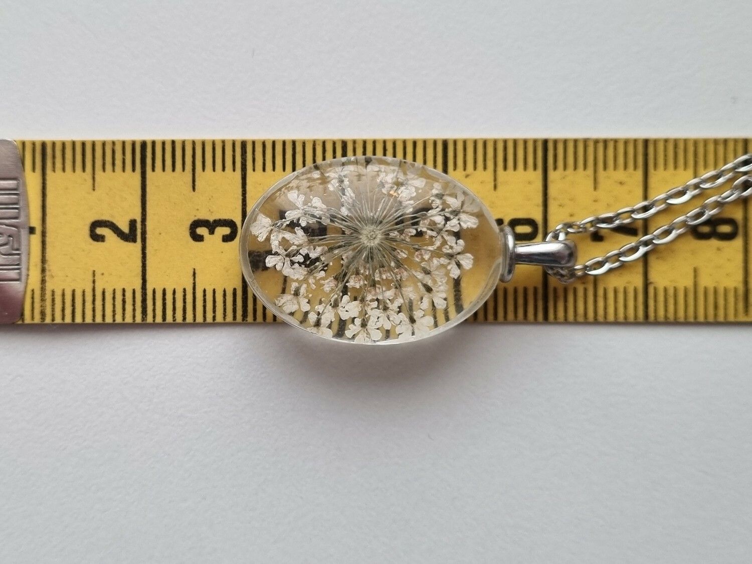 Halsband med oval glasberlock (vit)