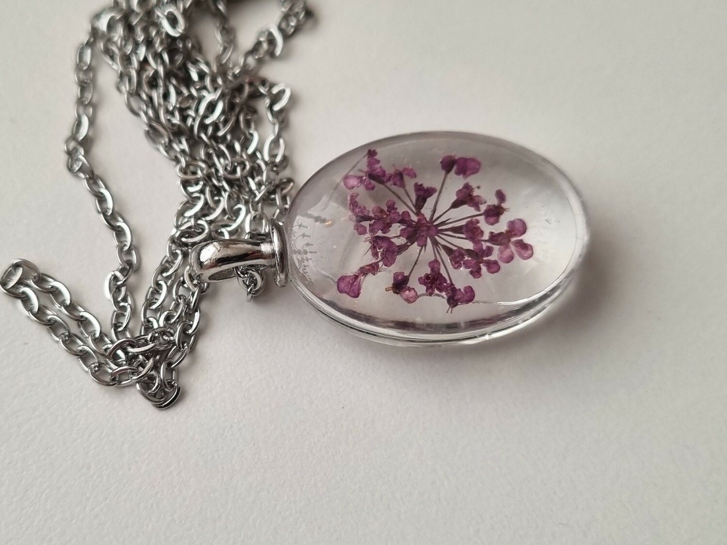 Halsband med oval glasberlock (lila)