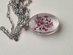 Halsband med oval glasberlock (lila)